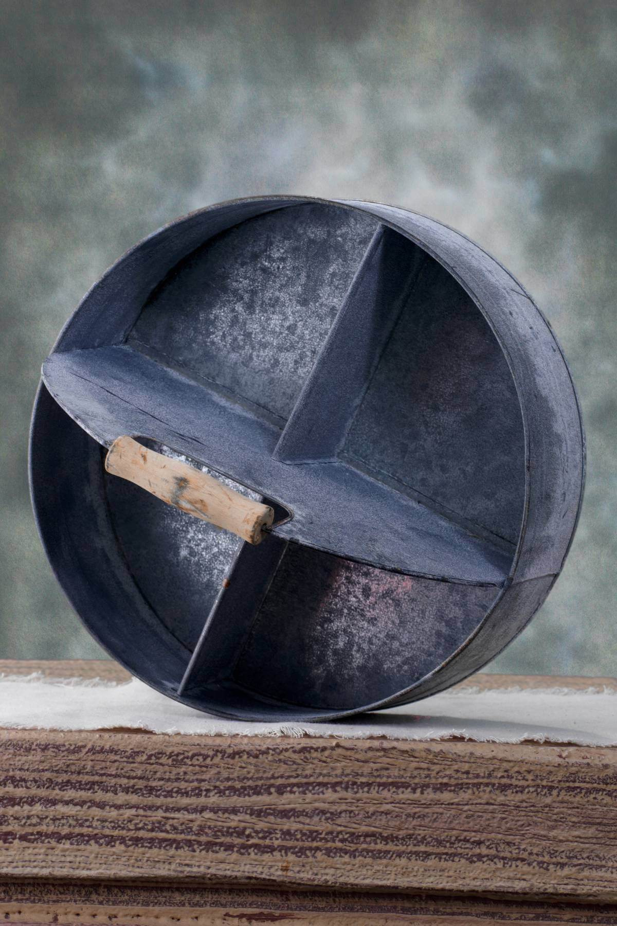 Zinc Round Metal Tray 4 Compartments